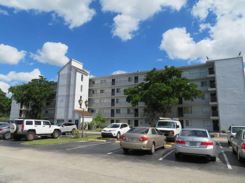 2 bedroom Condominium at 8700 N Sherman Circle #504, Lakeshore At University Park, Miramar — photo 3