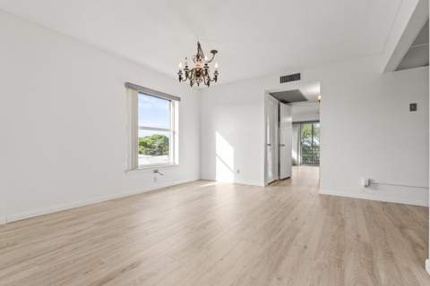 401 Greenbrier A, West Palm Beach FL - photo 8 of 32
