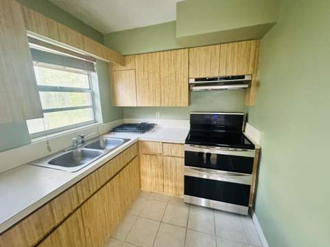 1572 W 10th Street, Riviera Beach FL - photo 15 of 19