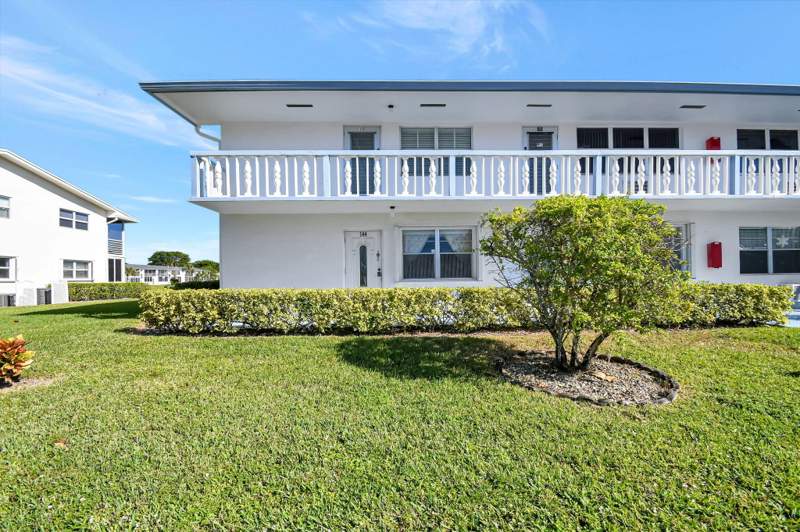 2 bedroom Condominium at 152 Chatham G, Chatham Condos, West Palm Beach — photo 2