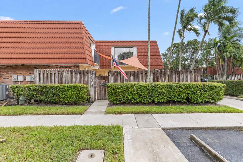 2 bedroom Townhouse at 9965 NW 6th Court, Jacaranda parcel 610 130-33, Plantation — photo 2