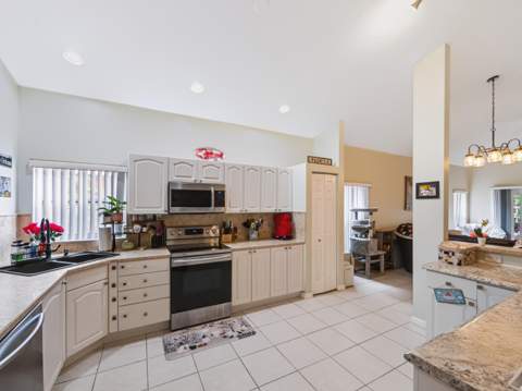 8071 Via Hacienda, Riviera Beach FL - photo 7 of 42