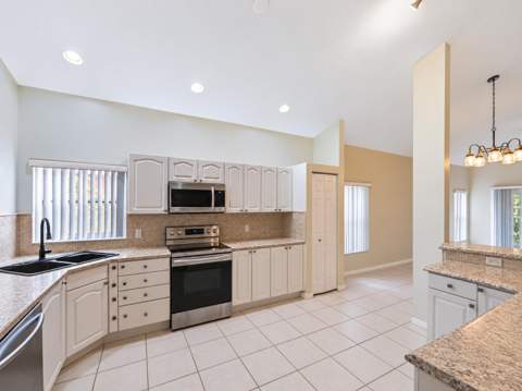 8071 Via Hacienda, Riviera Beach FL - photo 8 of 42