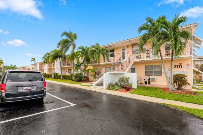 1 bedroom Stock Cooperative at 2111 NE 56th Street #207, Carlton Terrace Co-Op, Fort Lauderdale — photo 2