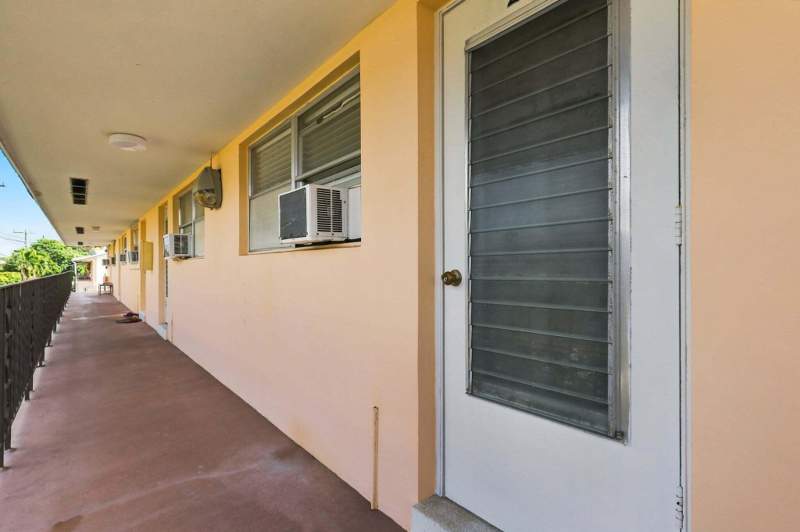 1 bedroom Stock Cooperative at 2111 NE 56th Street #207, Carlton Terrace Co-Op, Fort Lauderdale — photo 3