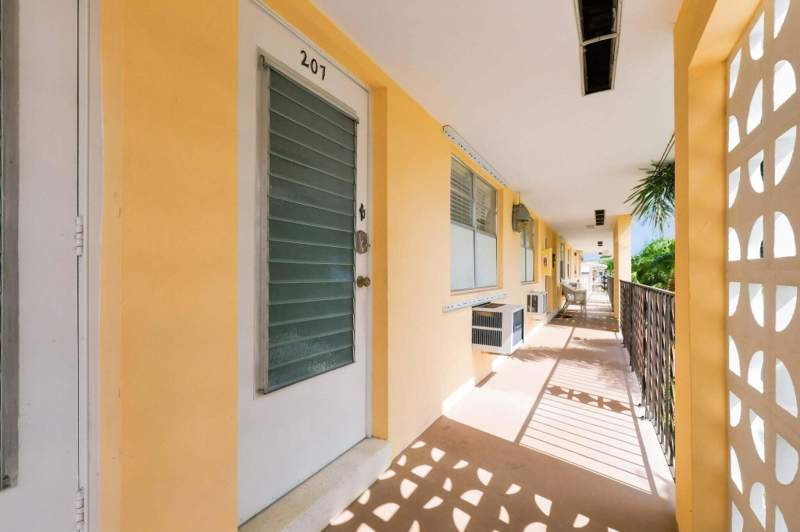 1 bedroom Stock Cooperative at 2111 NE 56th Street #207, Carlton Terrace Co-Op, Fort Lauderdale — photo 4