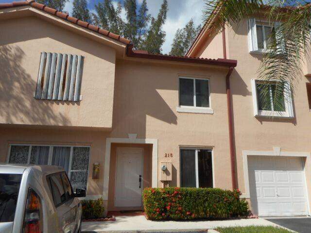 2 bedroom Townhouse at 215 Riviera Circle, Bonaventure, Weston — photo 2