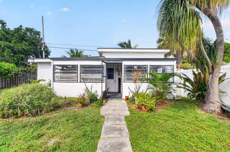 4 bedroom Single Family Residence at 713 S Lake Avenue, La Hacienda Delray, Delray Beach — photo 3