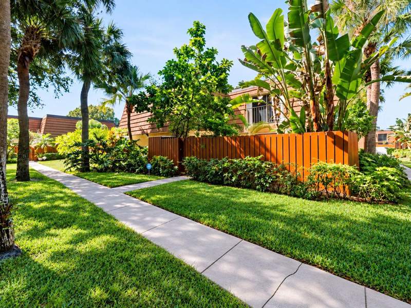 2 bedroom Townhouse at 3047 30th Court, River, Jupiter — photo 2