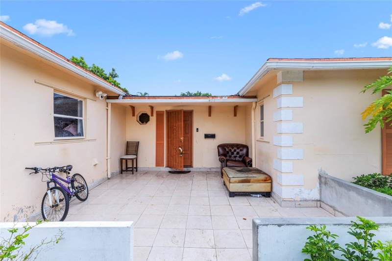 4 bedroom Single Family Residence at 970 SW 67th Avenue, Kimberly Village Section Three, North Lauderdale — photo 2