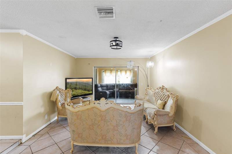 4 bedroom Single Family Residence at 970 SW 67th Avenue, Kimberly Village Section Three, North Lauderdale — photo 4