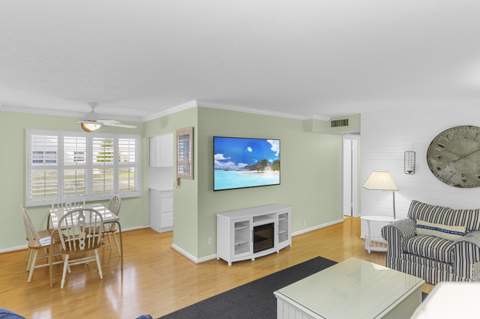 273 Newport Drive, Deerfield Beach FL - photo 6 of 35