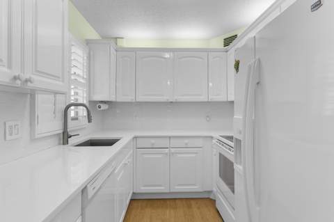 273 Newport Drive, Deerfield Beach FL - photo 10 of 35