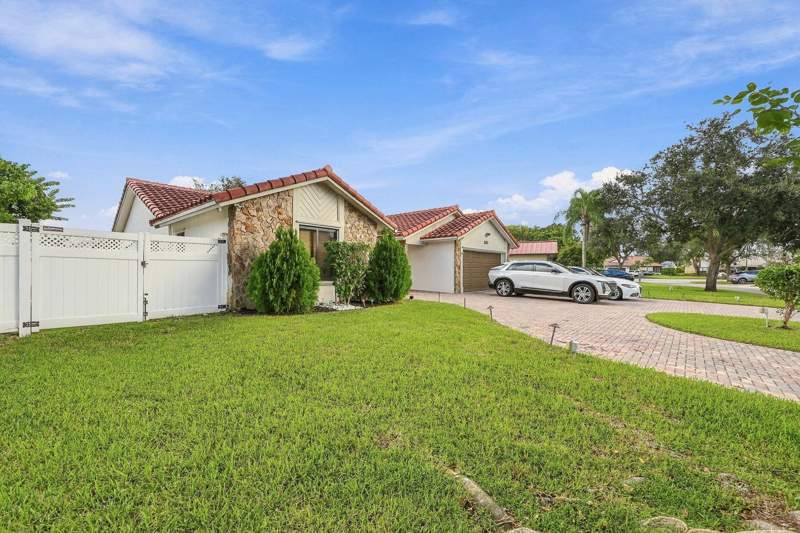 4 bedroom Single Family Residence at 331 NW 107th Avenue, Cypress Glen, Coral Springs — photo 2