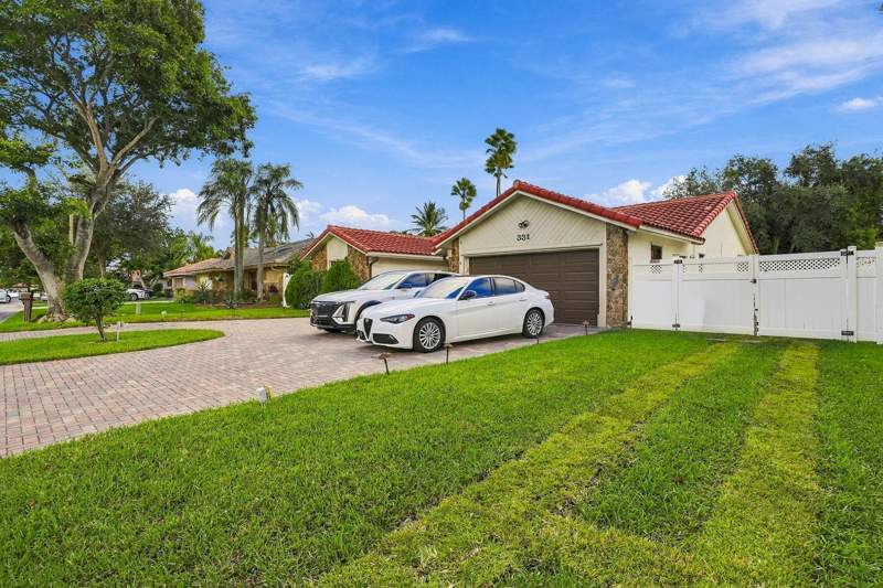 4 bedroom Single Family Residence at 331 NW 107th Avenue, Cypress Glen, Coral Springs — photo 3