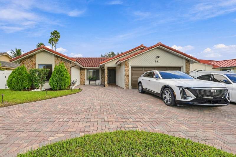 4 bedroom Single Family Residence at 331 NW 107th Avenue, Cypress Glen, Coral Springs — photo 4