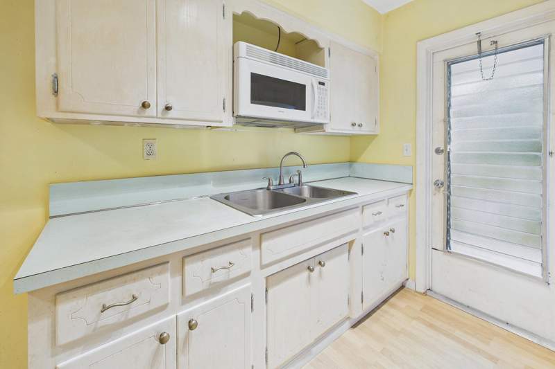 1 bedroom Stock Cooperative at 11 SW 4th Avenue #20, Maranatha Apts Inc, Boca Raton — photo 4