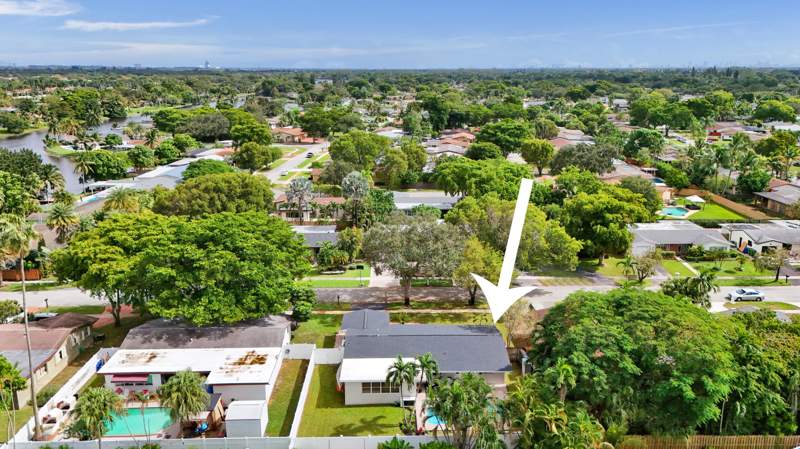 3 bedroom Single Family Residence at 2000 NW 117th Terrace, Pembroke Lakes Sec Three, Pembroke Pines — photo 5