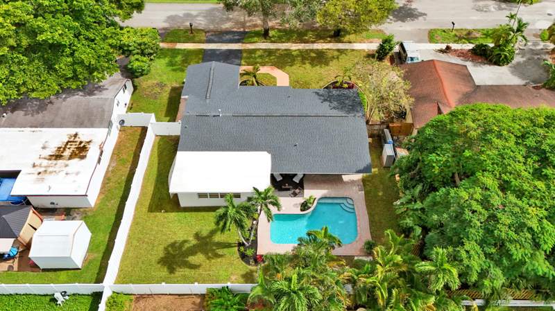3 bedroom Single Family Residence at 2000 NW 117th Terrace, Pembroke Lakes Sec Three, Pembroke Pines — photo 2