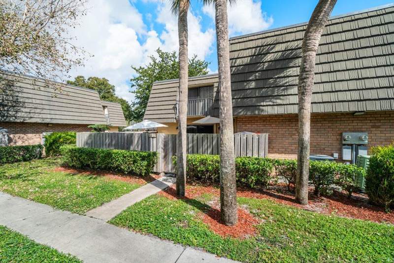 2 bedroom Townhouse at 221 2nd Way, Village Of Sandalwood Lakes 1, West Palm Beach — photo 2