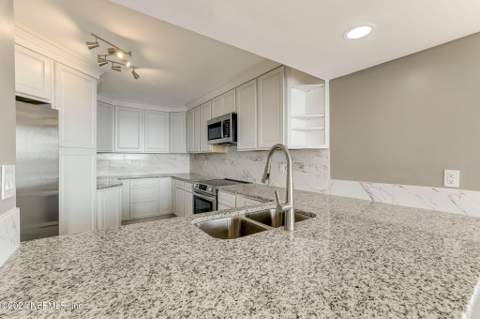 4401 Lakeside Drive #903, Jacksonville FL - photo 13 of 71