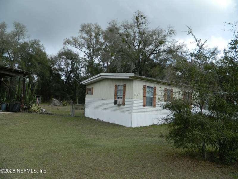 3 bedroom Mobile Home at 250 Old Hwy 17, Lake Como Highlands, Pomona Park — photo 2