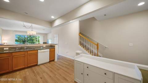 6935 Woody Vine Drive, Jacksonville FL - photo 8 of 42