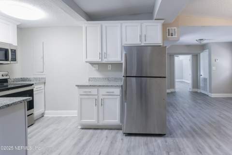 6351 Fabian Drive, Jacksonville FL - photo 13 of 40