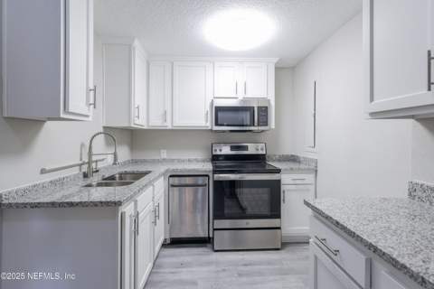 6351 Fabian Drive, Jacksonville FL - photo 14 of 40