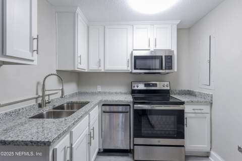 6351 Fabian Drive, Jacksonville FL - photo 16 of 40