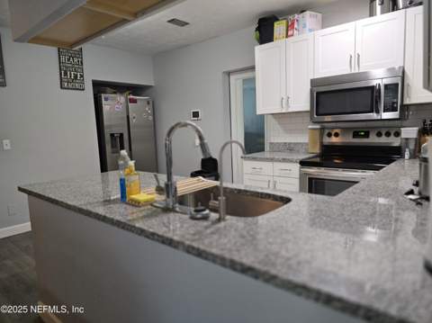 5952 Blackthorn Road, Jacksonville FL - photo 9 of 13