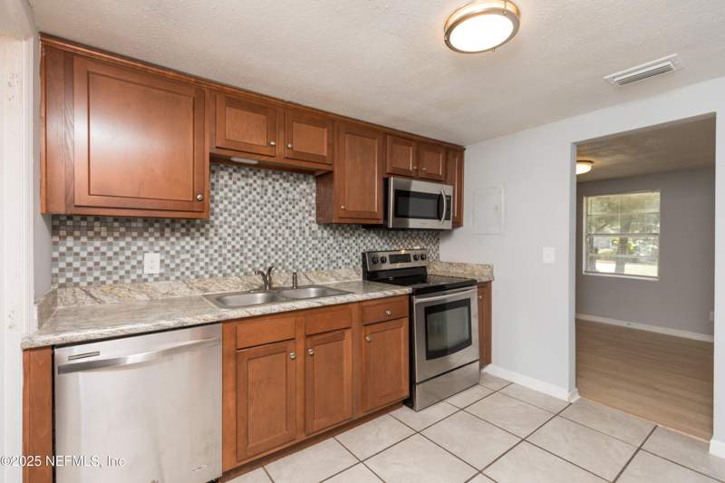 2 bedroom Single Family Residence at 3303 Jones Street, Long Branch, Jacksonville — photo 4