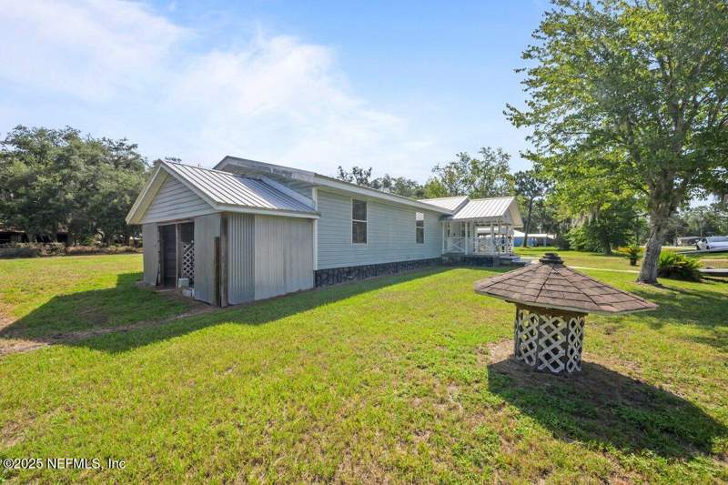 3 bedroom Single Family Residence at 124 E Grandview Drive, Port Comfort Unit1, East Palatka — photo 2