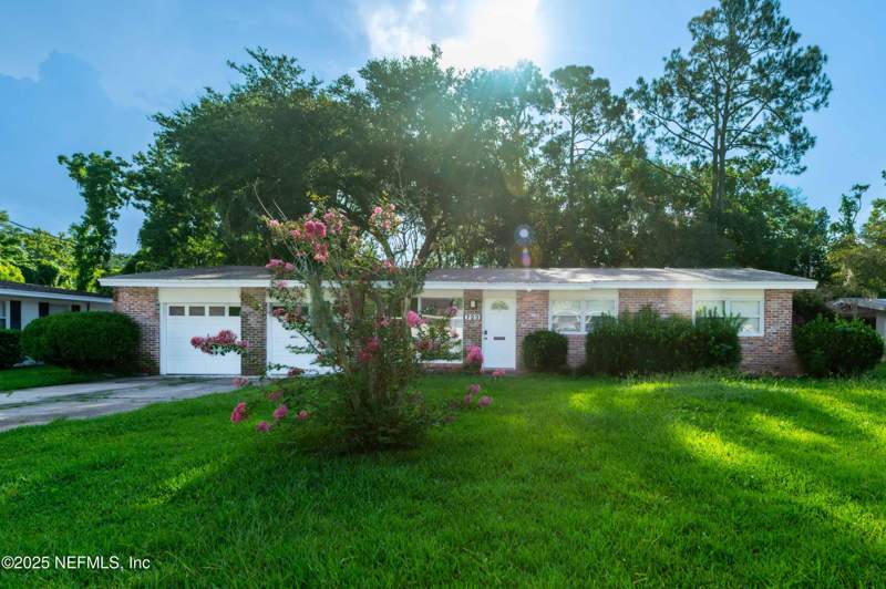 3 bedroom Single Family Residence at 723 Montego Road, Holiday Hill, Jacksonville — photo 2