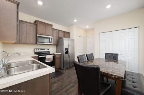862 Capitol Parkway, Jacksonville FL - photo 12 of 29