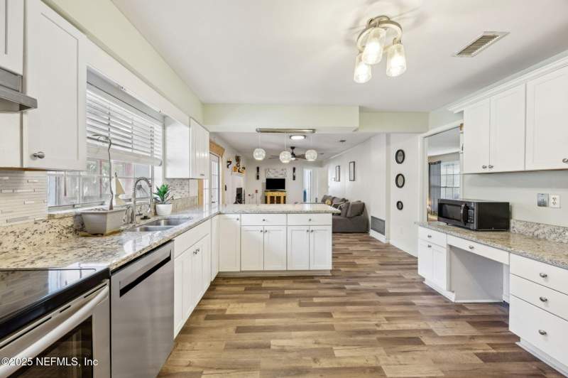 4 bedroom Single Family Residence at 6305 Wuthering Heights Road, Seabrook Manor, Jacksonville — photo 4