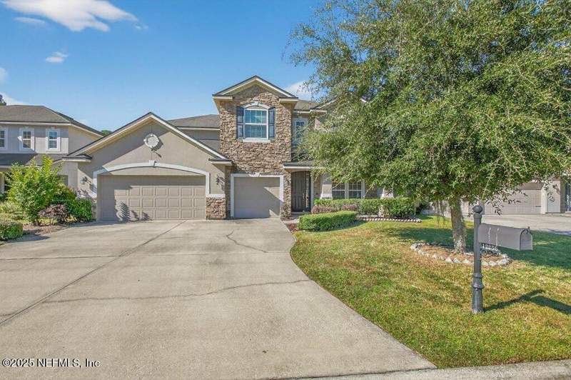 4 bedroom Single Family Residence at 12256 Silverthorn Court, Silverthorn, Jacksonville — photo 2