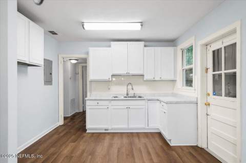 8126 Paul Jones Drive, Jacksonville FL - photo 11 of 27