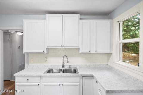 8126 Paul Jones Drive, Jacksonville FL - photo 12 of 27