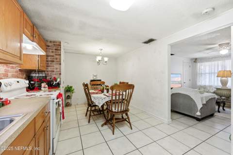 7047 Delisle Drive, Jacksonville FL - photo 9 of 31