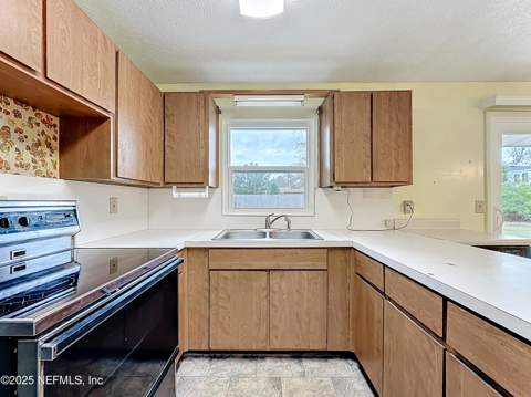 8157 Galaxie Drive, Jacksonville FL - photo 8 of 37