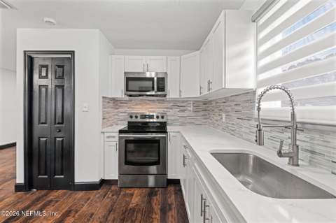 7032 Deauville Road, Jacksonville FL - photo 11 of 44