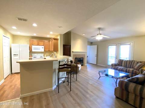 13715 Richmond Park Drive #708, Jacksonville FL - photo 8 of 26