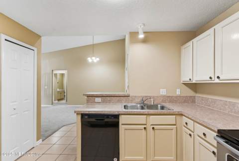 6069 Maggies Circle #115, Jacksonville FL - photo 14 of 36