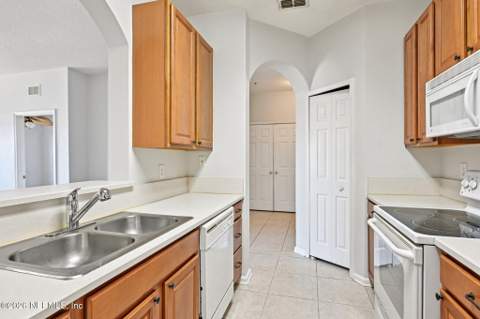 7801 Point Meadows Drive #8209, Jacksonville FL - photo 9 of 31