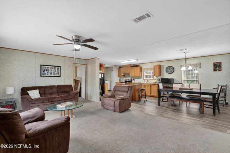 4 bedroom Mobile Home at 5110 Huntington Court, Blue Jay, Middleburg — photo 4