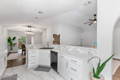 3516 Wentworth Circle, Jacksonville FL - photo 7 of 18