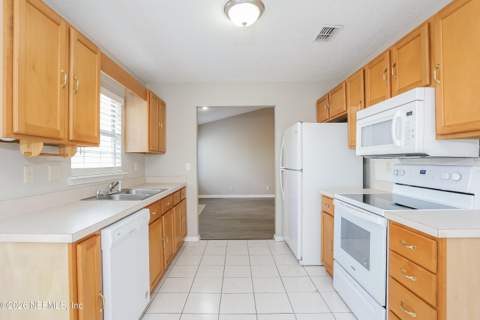 12635 Ashglen Drive, Jacksonville FL - photo 6 of 15