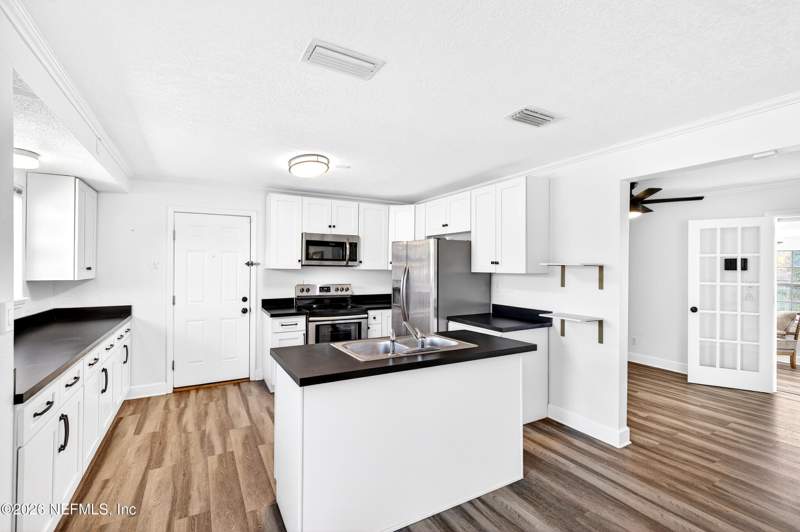 3 bedroom Single Family Residence at 666 Edgewood Avenue, Lake Forest Manor, Jacksonville — photo 3