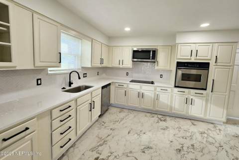 10206 Shoreview Drive, Jacksonville FL - photo 8 of 32
